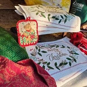 Holiday 'Merry Christmas' Wreath Cotton Placemats (8)- White/Green+++